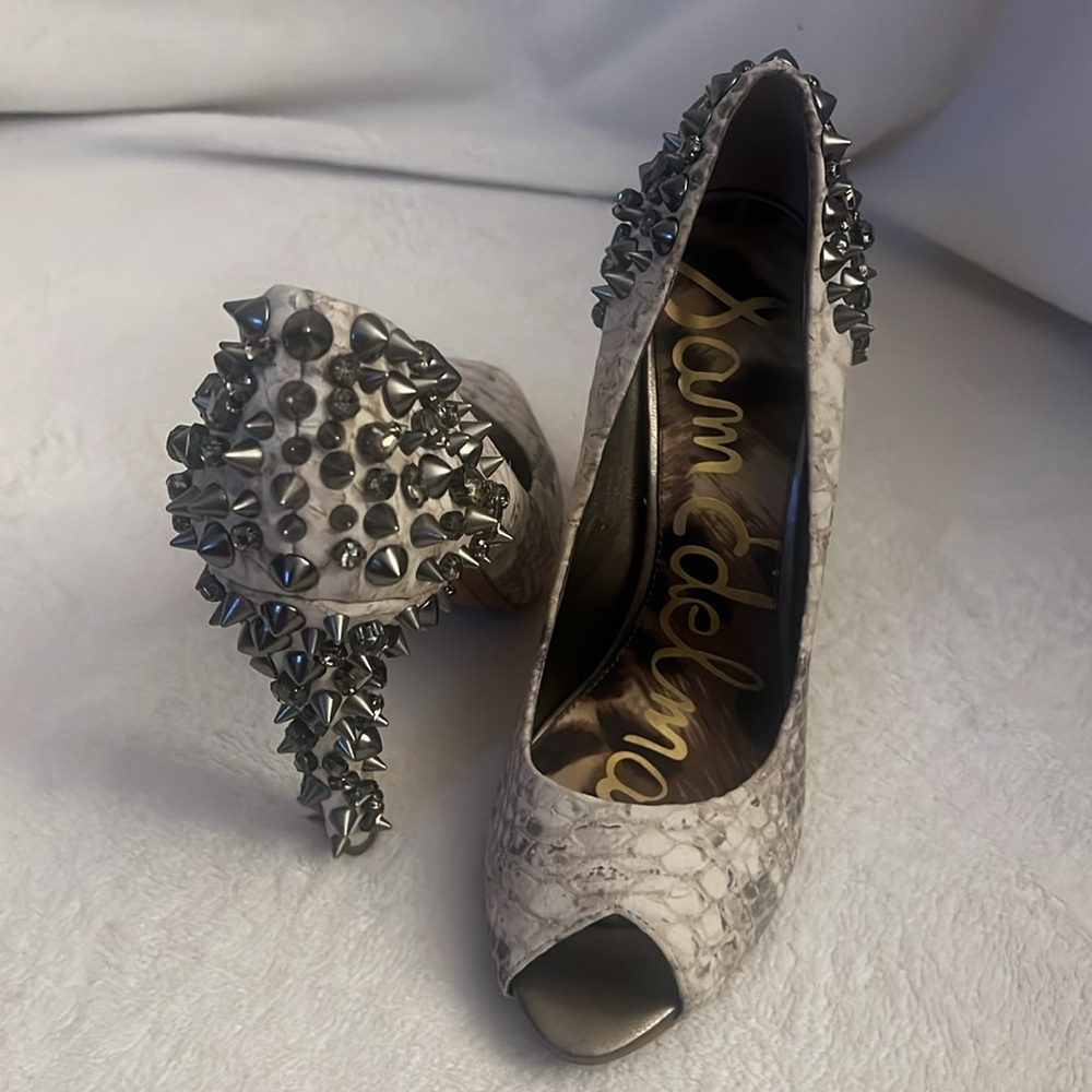 Brand new with box. Never worn Sam Edelman Lorissa peep toe heels. - Picture 5 of 5